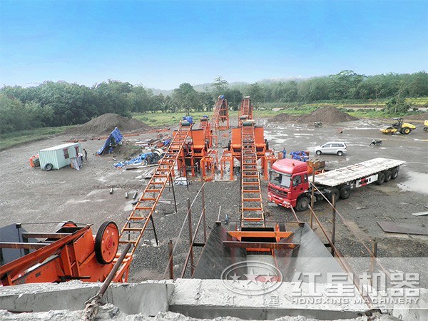 鵝卵石制砂/沙生產(chǎn)線現(xiàn)場 鵝卵石制砂/沙生產(chǎn)線現(xiàn)場