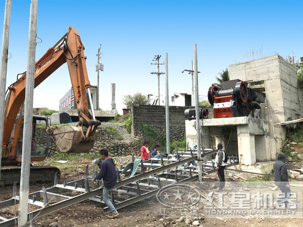 建筑垃圾顎式破碎機(jī)工作現(xiàn)場