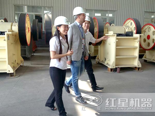 銻礦顎式破碎機(jī)客戶(hù)參觀車(chē)間 銻礦顎式破碎機(jī)客戶(hù)參觀車(chē)間