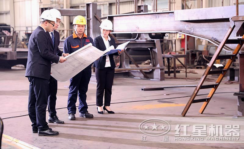 技術人員為客戶介紹不同制沙機的特點，以及價格分析