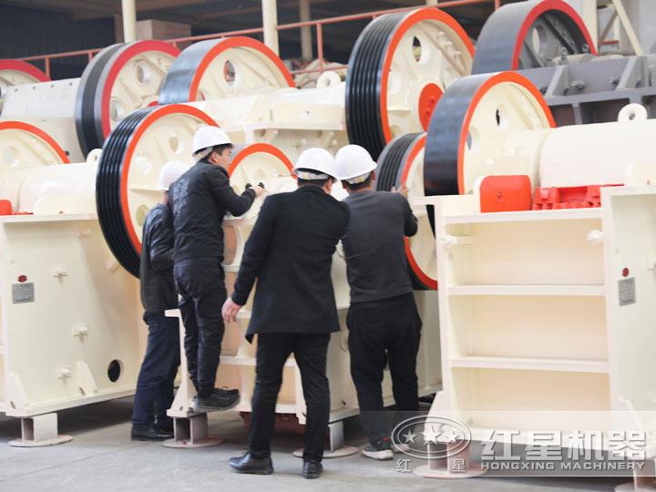 用戶到場參觀鄂式碎石頭機,查看細節(jié) 用戶到場參觀鄂式碎石頭機,查看細節(jié)