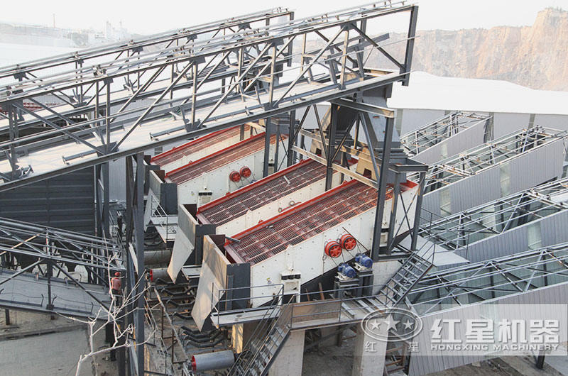 日產1.5萬噸河卵石制砂生產線現場:振動篩特點,可篩分多種成品料