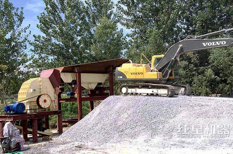 重錘式破碎機(jī)作業(yè)現(xiàn)場 重錘式破碎機(jī)作業(yè)現(xiàn)場