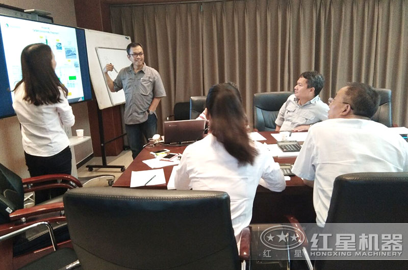 客戶來廠考察，技術團隊量身設計生產方案