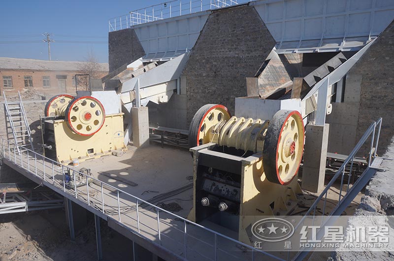 顎式破碎機(jī)作業(yè)現(xiàn)場 顎式破碎機(jī)作業(yè)現(xiàn)場