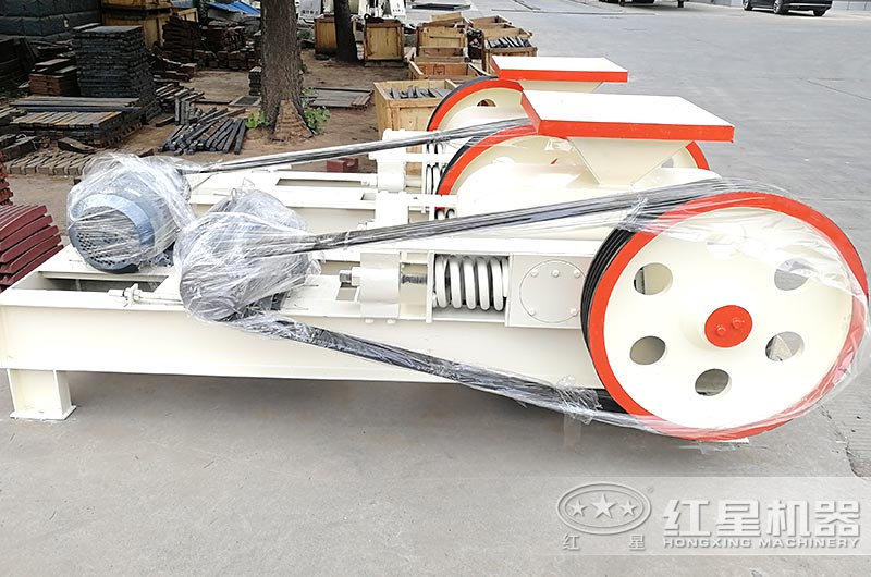 小型對輥式碎石機(jī)圖片 小型對輥式碎石機(jī)圖片