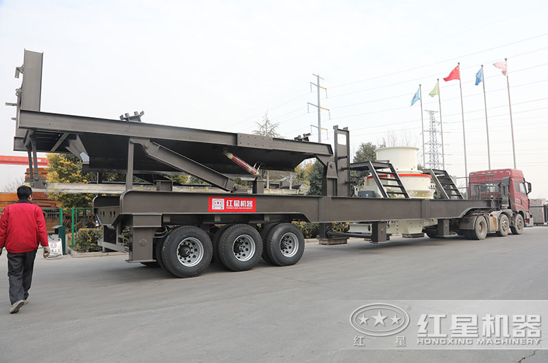 移動制砂機(jī)一體式設(shè)備開往客戶現(xiàn)場 移動制砂機(jī)一體式設(shè)備開往客戶現(xiàn)場