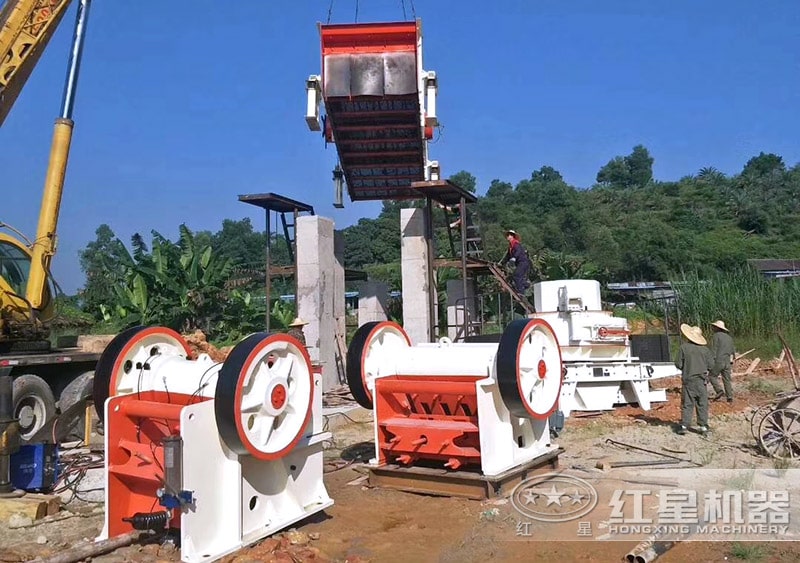 鄂式碎石機(jī)現(xiàn)場(chǎng)安裝圖 鄂式碎石機(jī)現(xiàn)場(chǎng)安裝圖