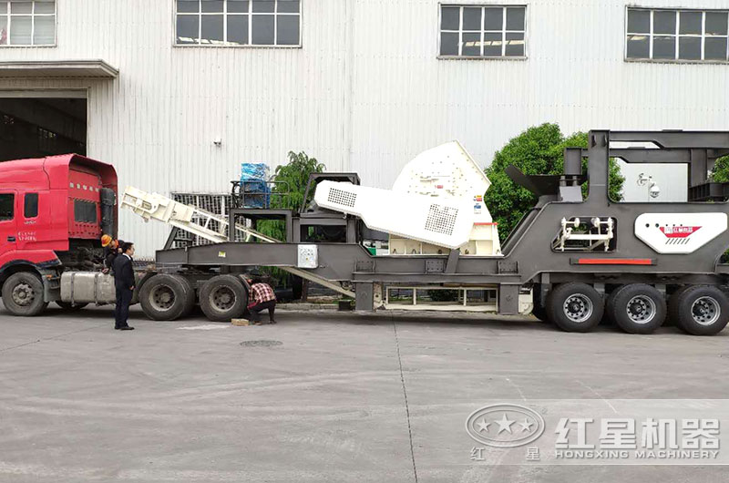 移動重錘式破煤機(jī)設(shè)備直接開往客戶現(xiàn)場 移動重錘式破煤機(jī)設(shè)備直接開往客戶現(xiàn)場