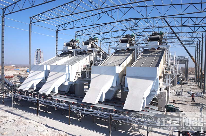 砂石料生產(chǎn)現(xiàn)場-振動篩 砂石料生產(chǎn)現(xiàn)場-振動篩