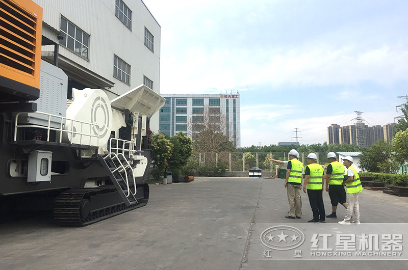 經(jīng)理陪同客戶(hù)到廠區(qū)實(shí)地考察 經(jīng)理陪同客戶(hù)到廠區(qū)實(shí)地考察