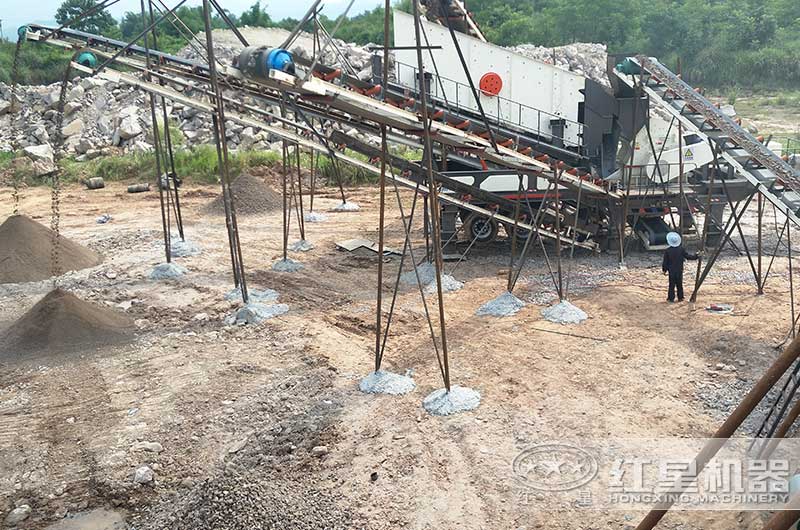 新型篩分破碎機工作現(xiàn)場 新型篩分破碎機工作現(xiàn)場