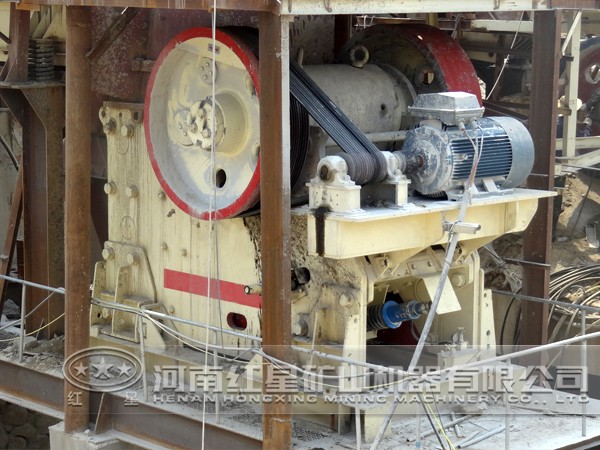 浮石顎式破碎設備現(xiàn)場圖 浮石顎式破碎設備現(xiàn)場圖