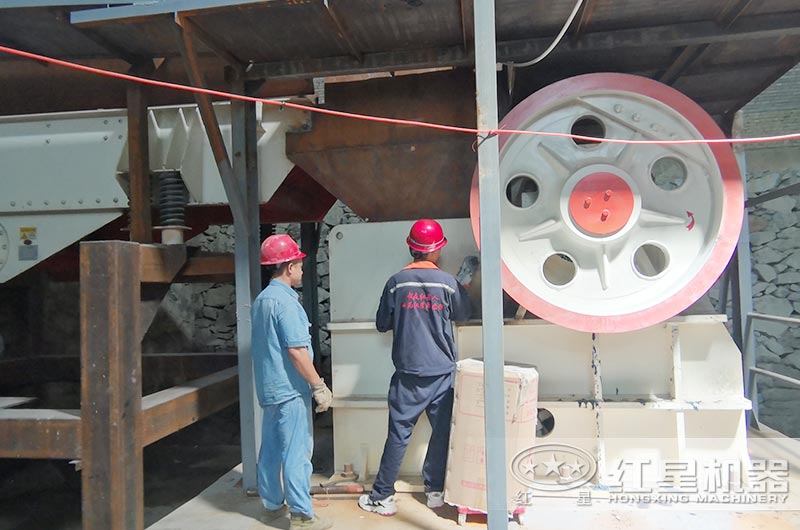 河北時產(chǎn)300噸鄂破生產(chǎn)線現(xiàn)場 河北時產(chǎn)300噸鄂破生產(chǎn)線現(xiàn)場