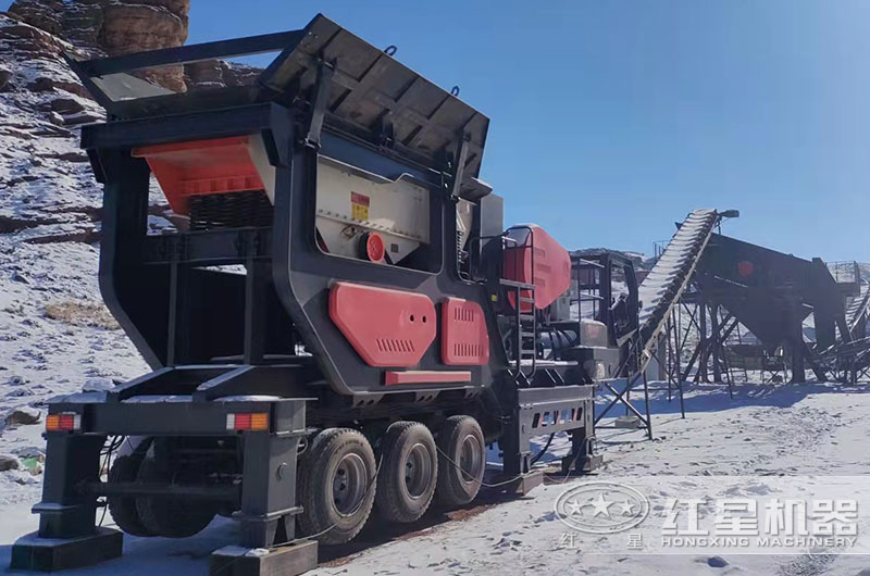 輪胎式移動破碎機(jī)現(xiàn)場 輪胎式移動破碎機(jī)現(xiàn)場