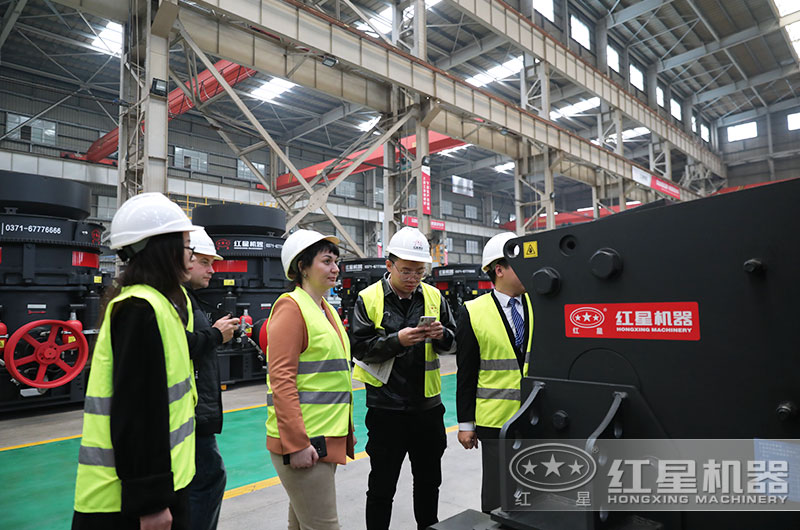 客戶來廠考察鄂破機(jī)