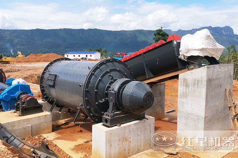 大型球磨機(jī)工作現(xiàn)場(chǎng)圖片